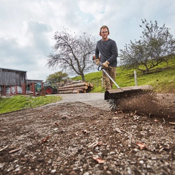 Nastavak za višenamjenske-multifunkcijske alate KB-KM - četka STIHL