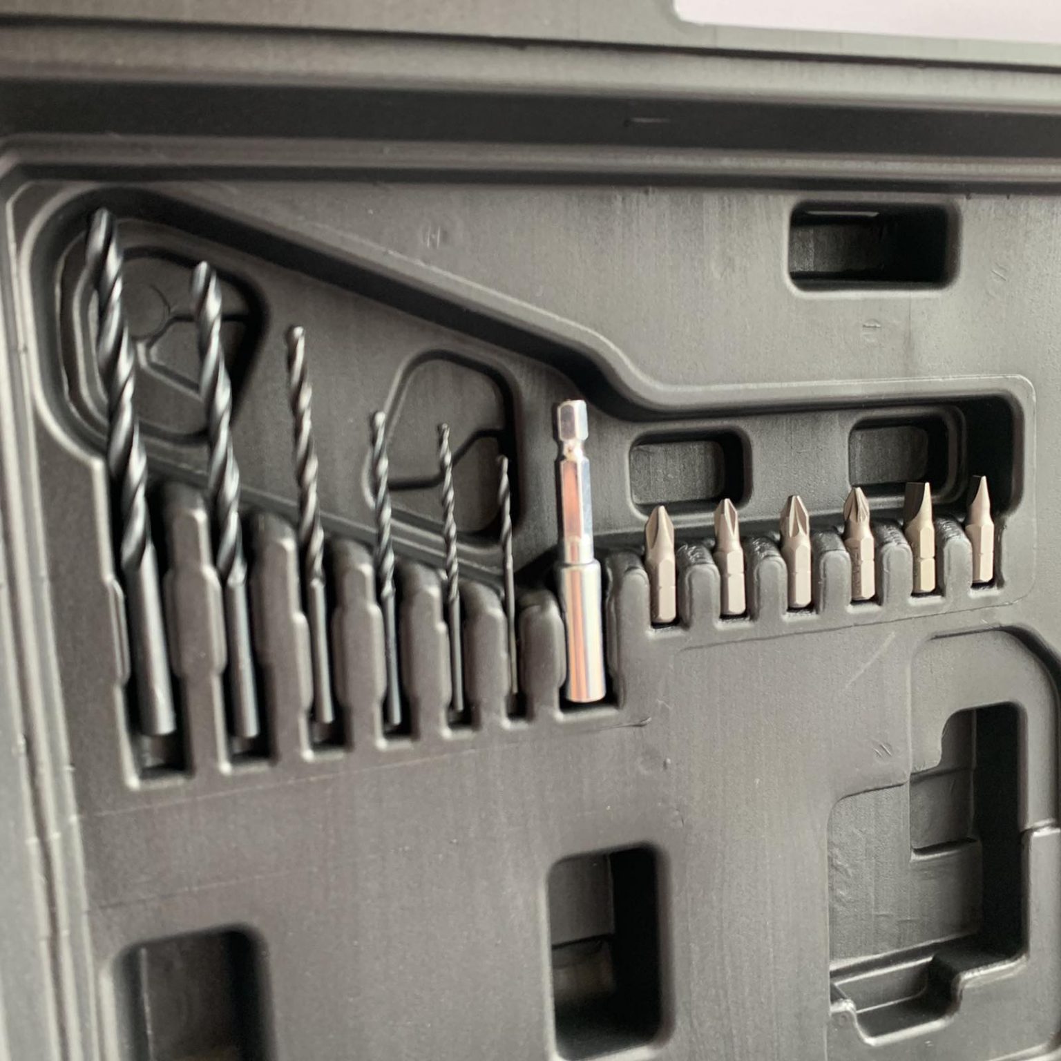 Aku bušilica - odvijač Villager sa priborom dvije 1.5Ah baterije i punjačem u koferu VLN 3220 (2BSC)