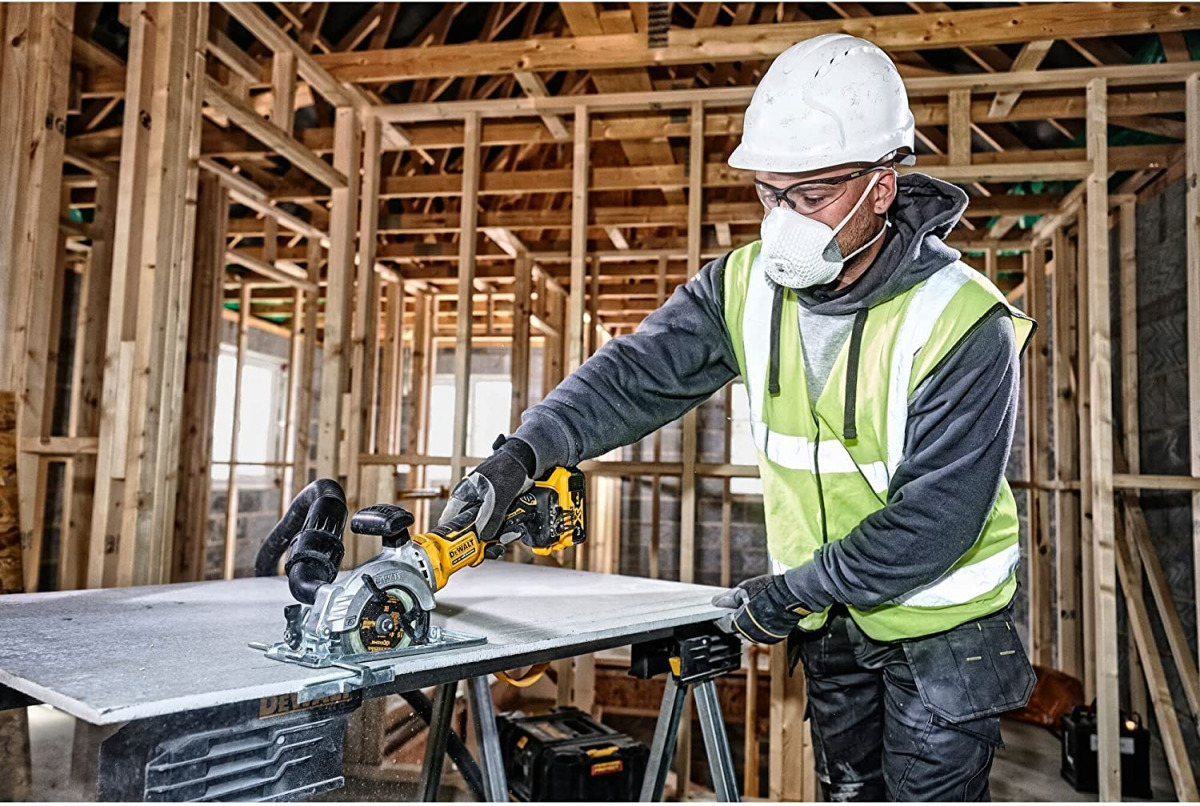 Aku ručna kružna pila - cirkular DeWalt DCS571N 18V XR 115mm