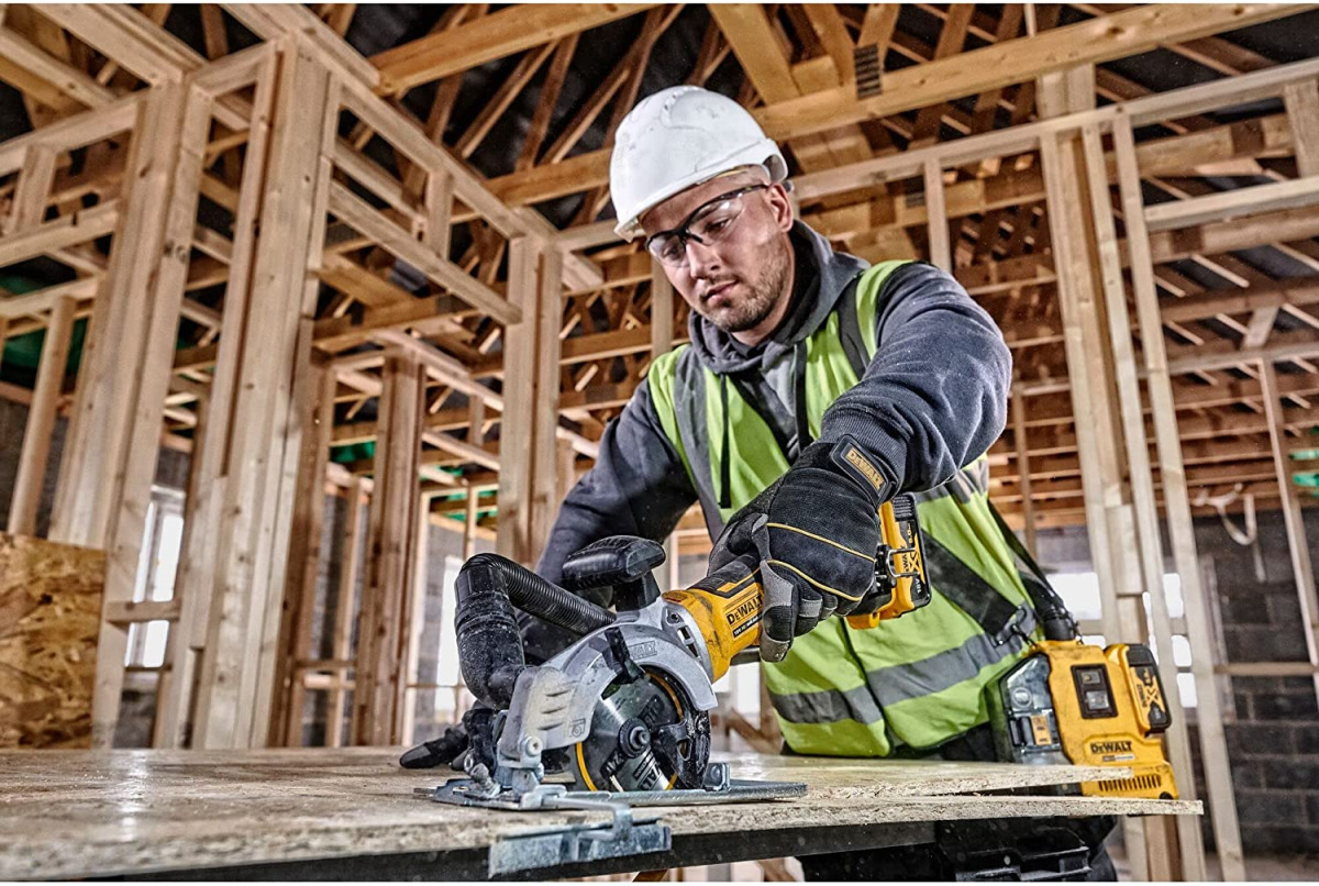 Aku ručna kružna pila - cirkular DeWalt DCS571N 18V XR 115mm