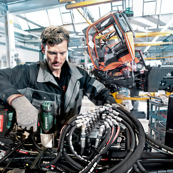 Aku udarni odvijač Metabo SSW 18 60219850 LTX 600 18V sa dvije 4Ah baterije i punjačem u koferu