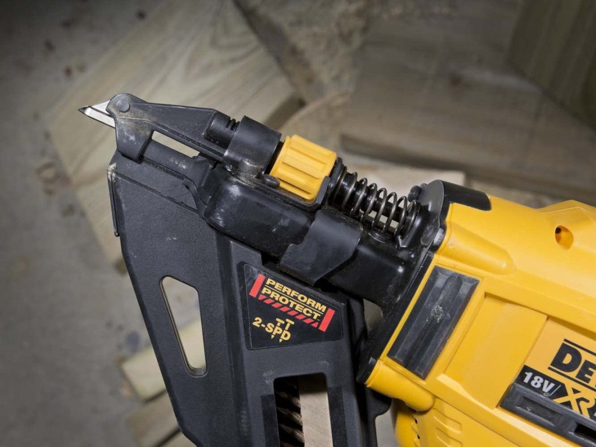 Aku pištolj za eksere - čavle DeWalt DCN693P2 18V XR 40-60mm sa dvije 5Ah baterije i punjačem u koferu