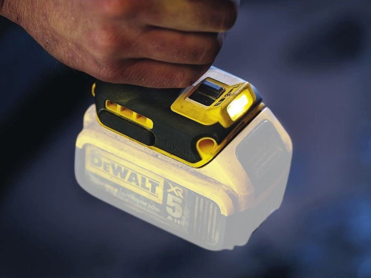 Aku udarni odvijač DeWalt DCF899HP2 18V XR 1/2'' sa dvije 5Ah baterije i punjačem u torbi