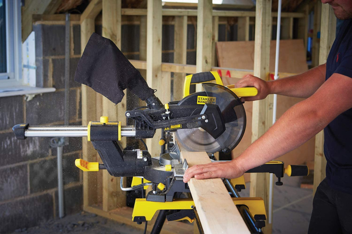 Električna potezno-nagibna pila - štucer Stanley FME721 1500W 216mm