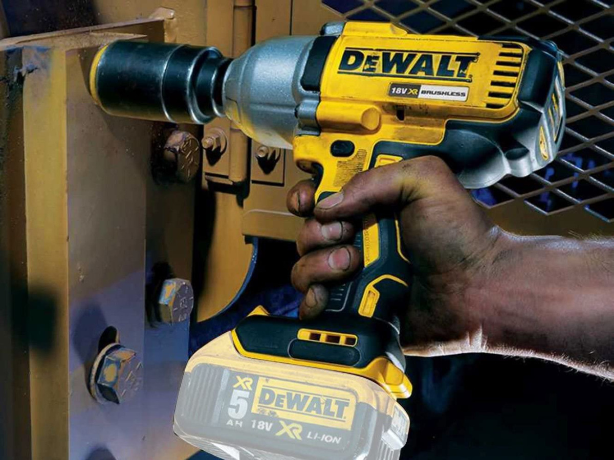 Aku udarni odvijač DeWalt DCF899HP2 18V XR 1/2'' sa dvije 5Ah baterije i punjačem u torbi