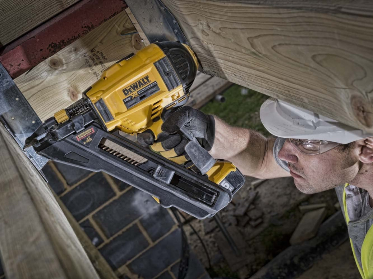 Aku pištolj za eksere - čavle DeWalt DCN693P2 18V XR 40-60mm sa dvije 5Ah baterije i punjačem u koferu