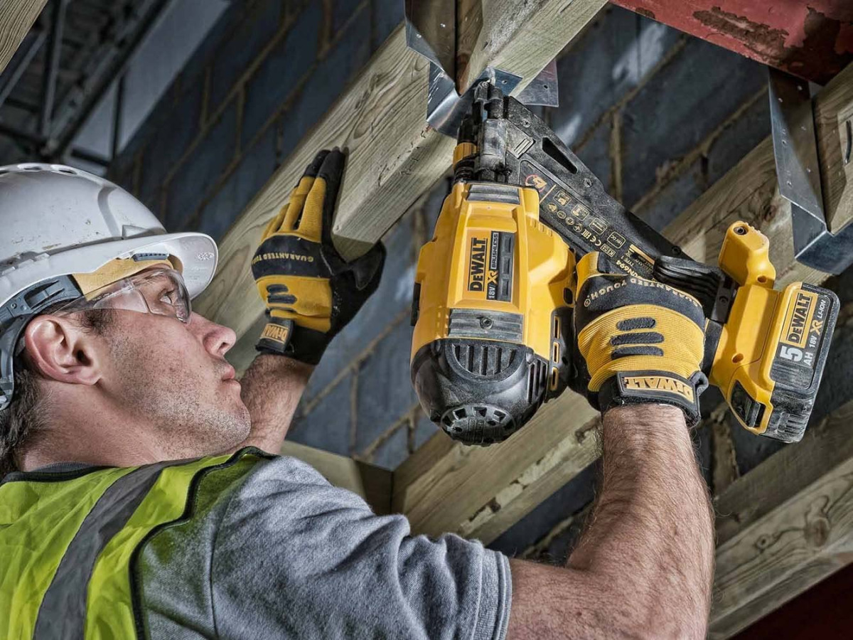 Aku pištolj za eksere - čavle DeWalt DCN693P2 18V XR 40-60mm sa dvije 5Ah baterije i punjačem u koferu