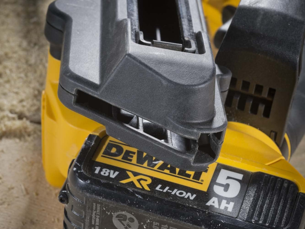 Aku pištolj za eksere - čavle DeWalt DCN693P2 18V XR 40-60mm sa dvije 5Ah baterije i punjačem u koferu