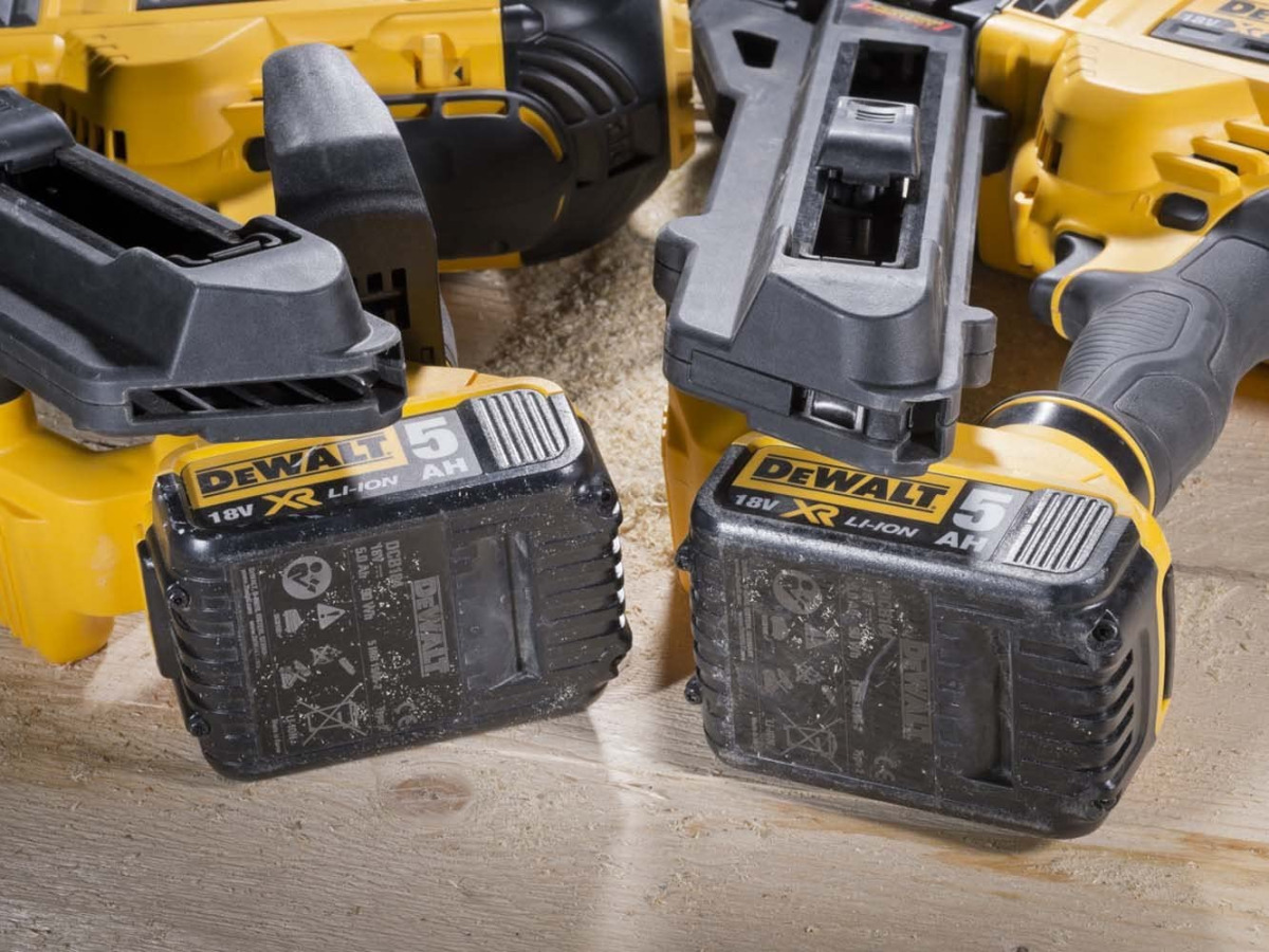Aku pištolj za eksere - čavle DeWalt DCN693P2 18V XR 40-60mm sa dvije 5Ah baterije i punjačem u koferu