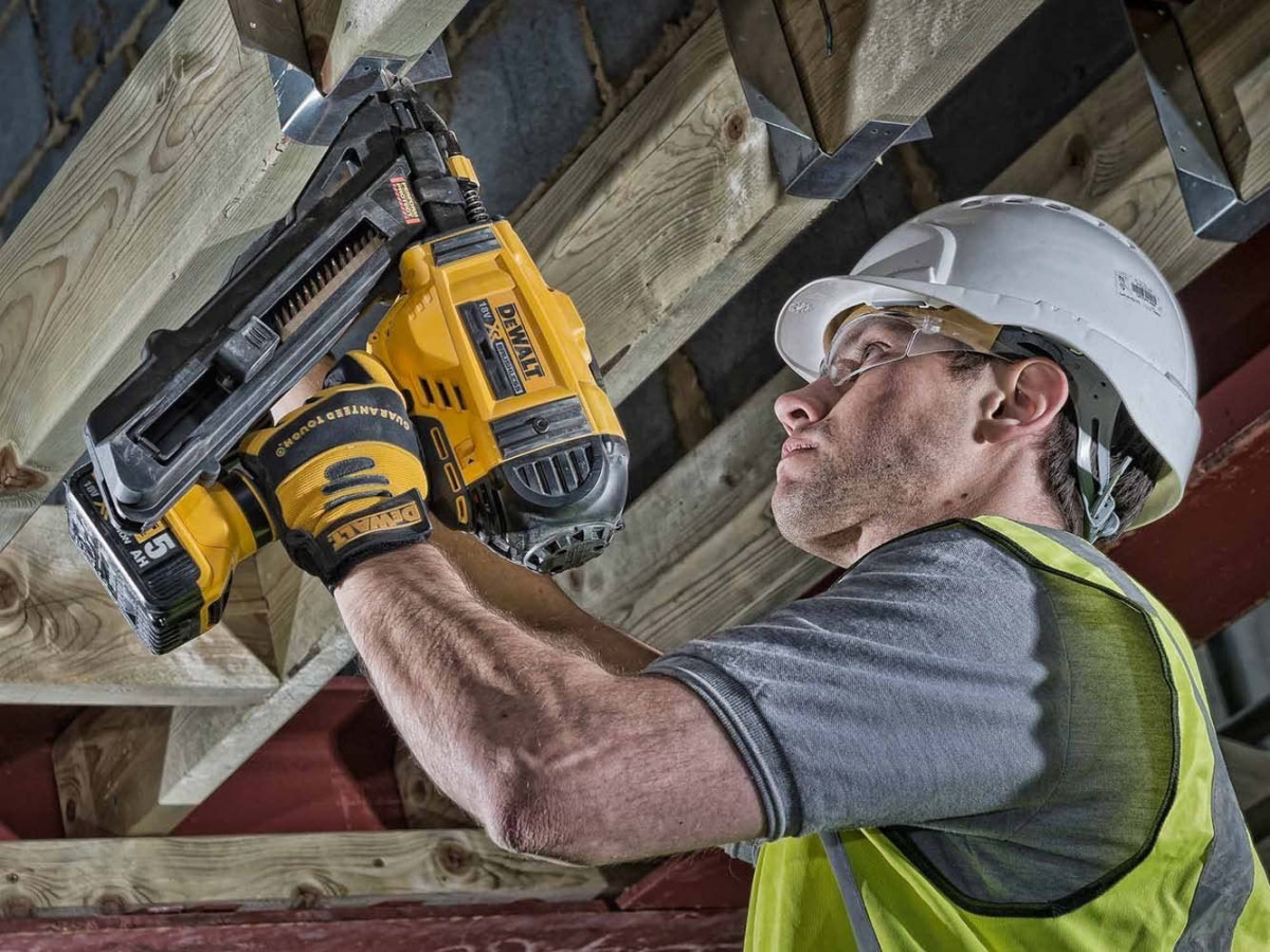 Aku pištolj za eksere - čavle DeWalt DCN693P2 18V XR 40-60mm sa dvije 5Ah baterije i punjačem u koferu