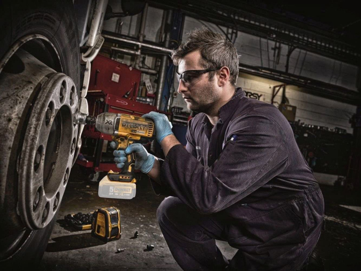 Aku udarni odvijač DeWalt DCF899HP2 18V XR 1/2'' sa dvije 5Ah baterije i punjačem u torbi