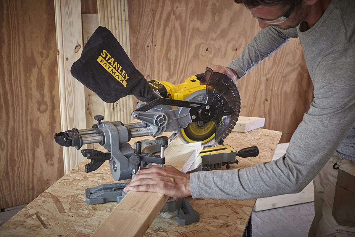 Aku potezno-nagibna pila - štucer Stanley SFMCS701M1 SFM V20 18V sa baterijom i punjačem