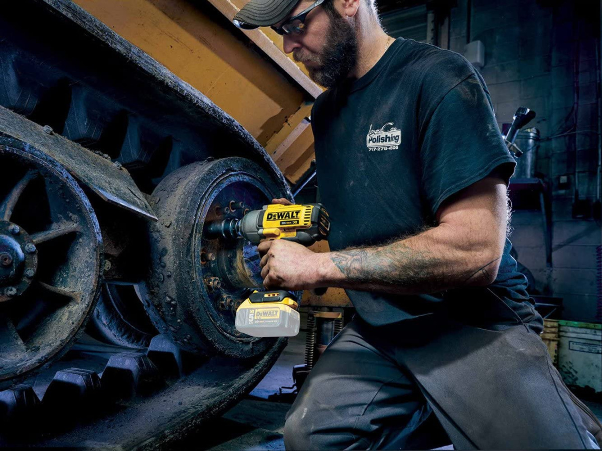 Aku udarni odvijač DeWalt DCF899HP2 18V XR 1/2'' sa dvije 5Ah baterije i punjačem u torbi