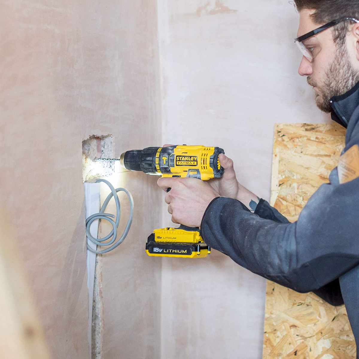 Aku udarna Bušilica Stanley FMC626D2K 18V sa baterijom 2.0Ah i punjačem u koferu