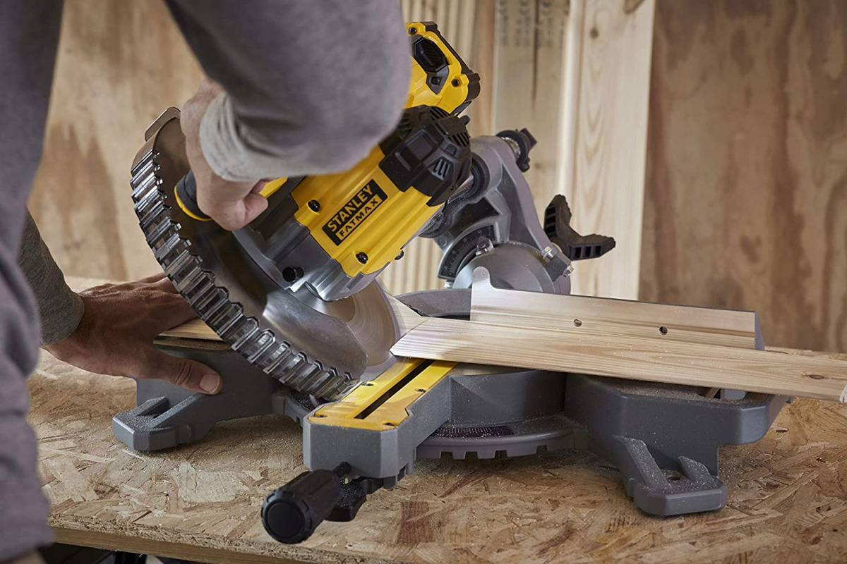 Aku potezno-nagibna pila - štucer Stanley SFMCS701M1 SFM V20 18V sa baterijom i punjačem