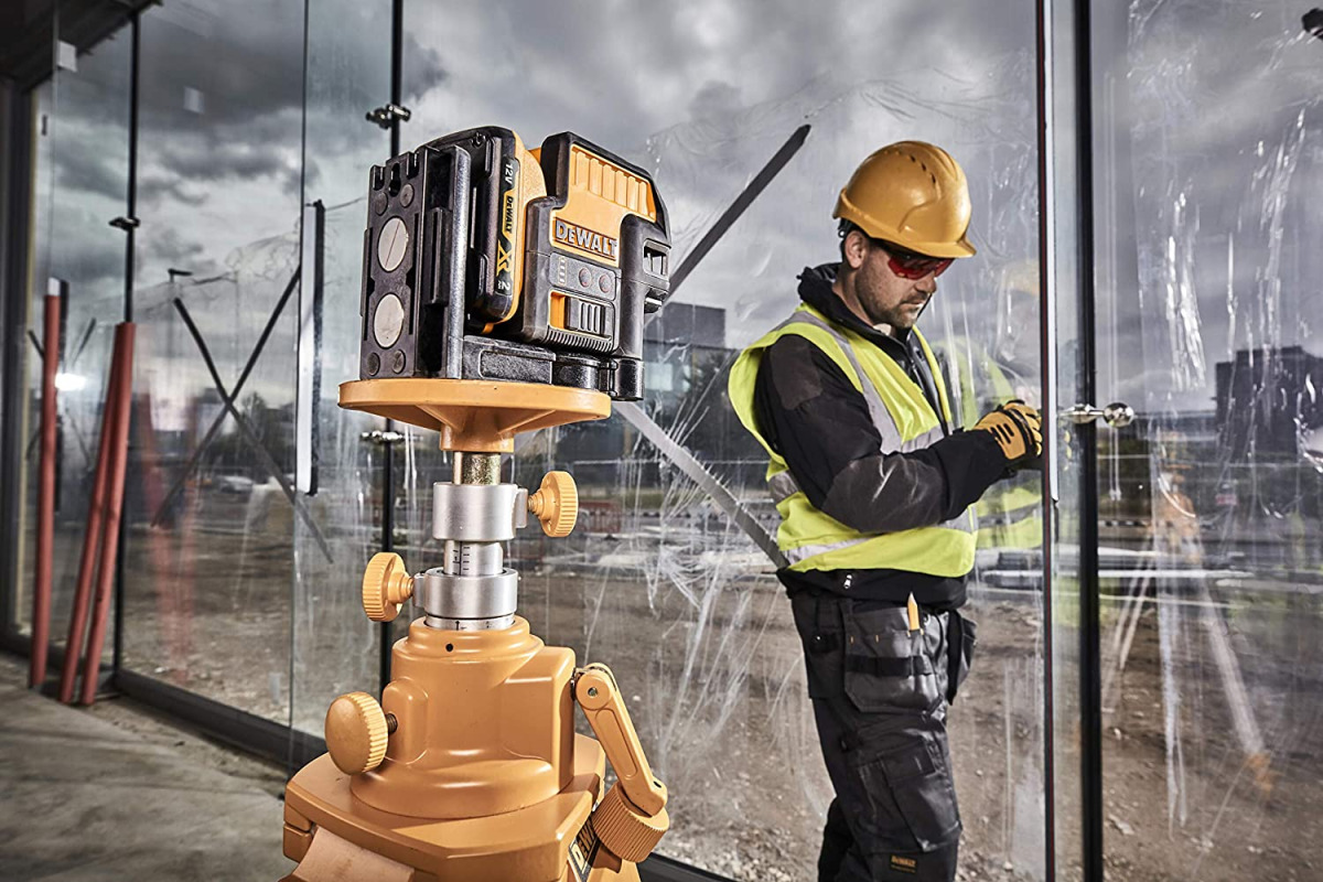 Laserski nivelir križni DeWalt DCE0825D1R 12V XR sa priborom 2Ah baterijom i punjačem u koferu