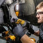 Aku udarni odvijač DeWalt DCF880M2 18V XR 1/2'' sa dvije 4Ah baterije i punjačem u koferu