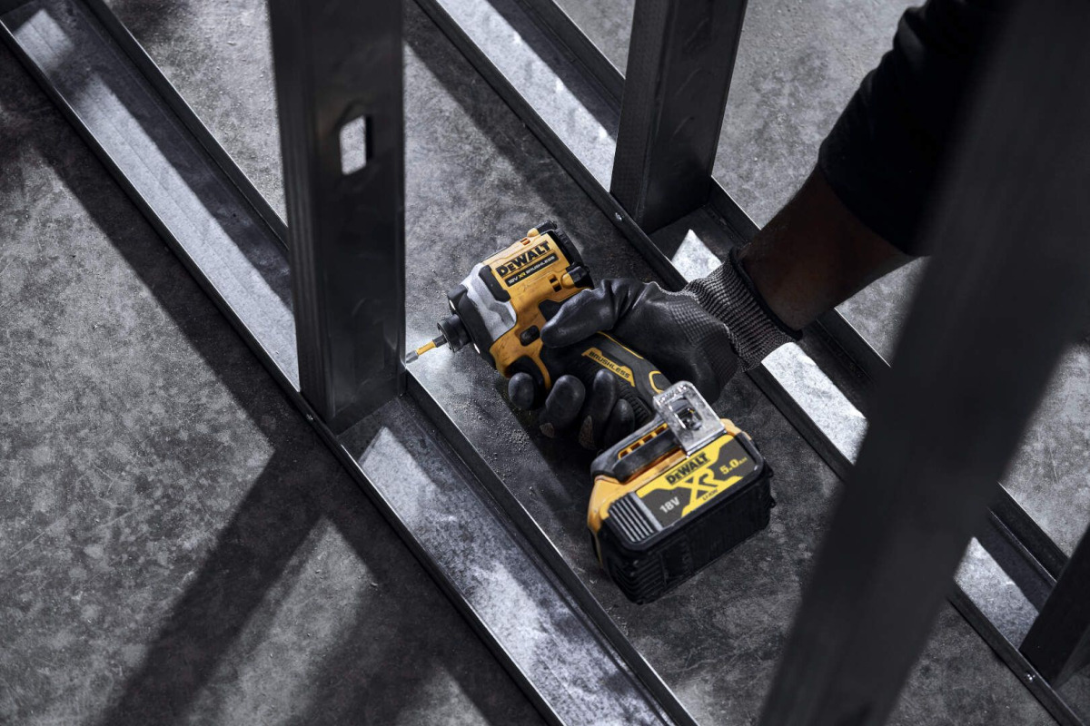 Aku udarni odvijač DeWalt DCF850P2T 18V XR 1/4'' sa dvije 5Ah baterije i punjačem u TSTAK koferu