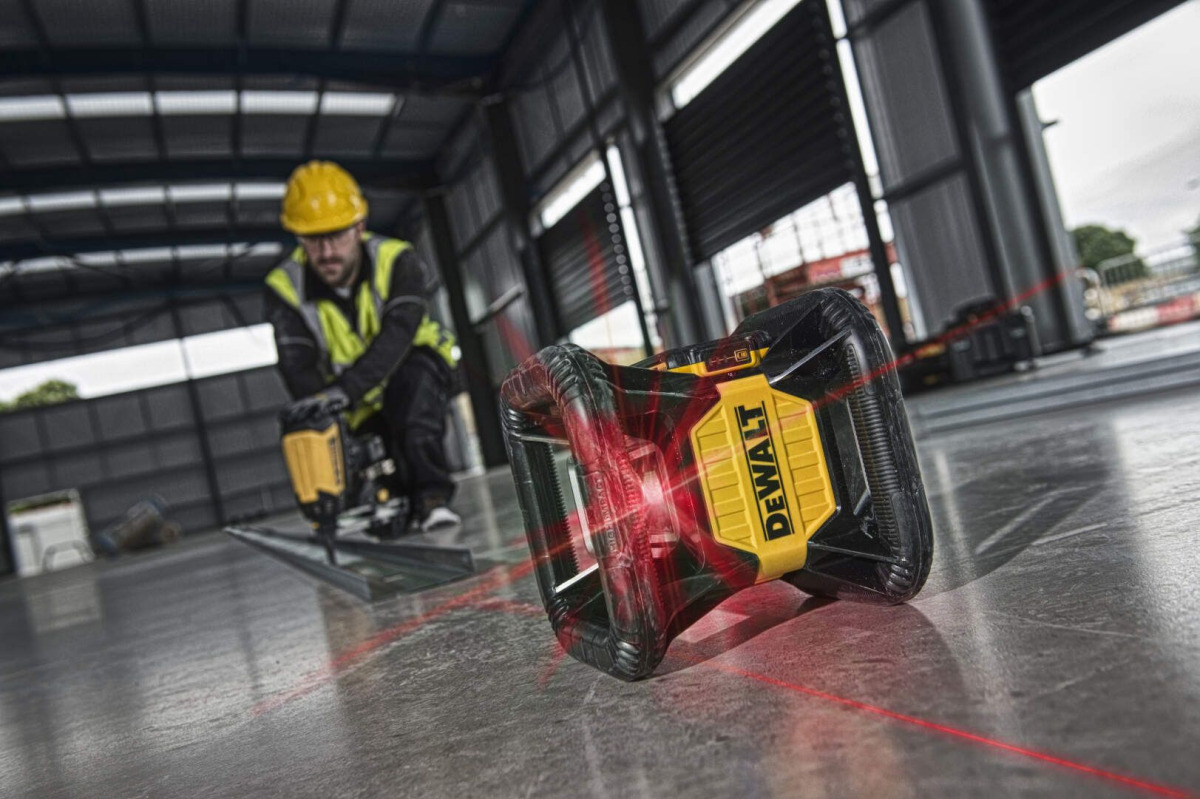 Aku laserski nivelir DeWalt DCE079D1R 18V XR sa 2Ah baterijom i punjačem u koferu