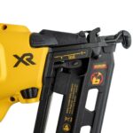 Aku pištolj za eksere - čavle DeWalt DCN660D2 18V XR 32-63mm sa dvije 2Ah baterije i punjačem u koferu