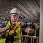 Aku udarna bušilica DeWalt DCH133M1 SDS-Plus 18V XR sa 4Ah baterijom i punjačem u TSTAK koferu