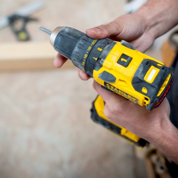 Aku udarna bušilica Stanley FMC607D2 18V 55Nm sa 2 baterije 2.0Ah i punjačem u koferu