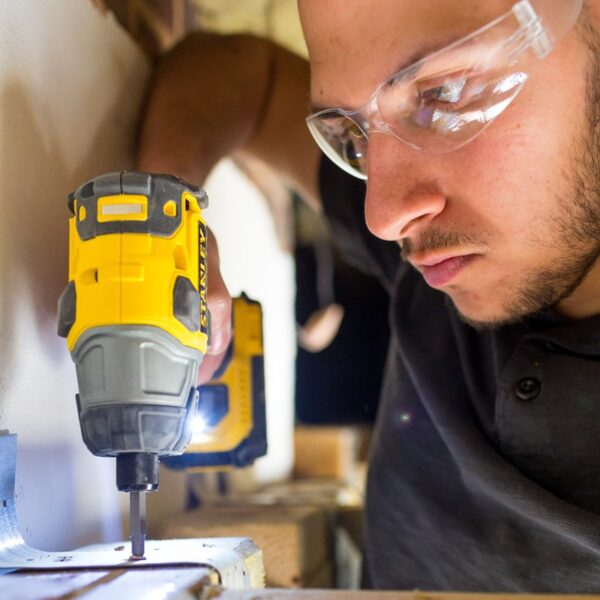 Aku udarni odvijač Stanley FMC647D2 18V 180Nm sa 2 baterije 2.0Ah i punjačem u koferu