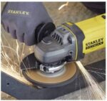 Aku ugaona-kutna brusilica Stanley SFMCG400M2K SMF V20 125mm sa 2 baterije 4.0Ah i punjačem u koferu