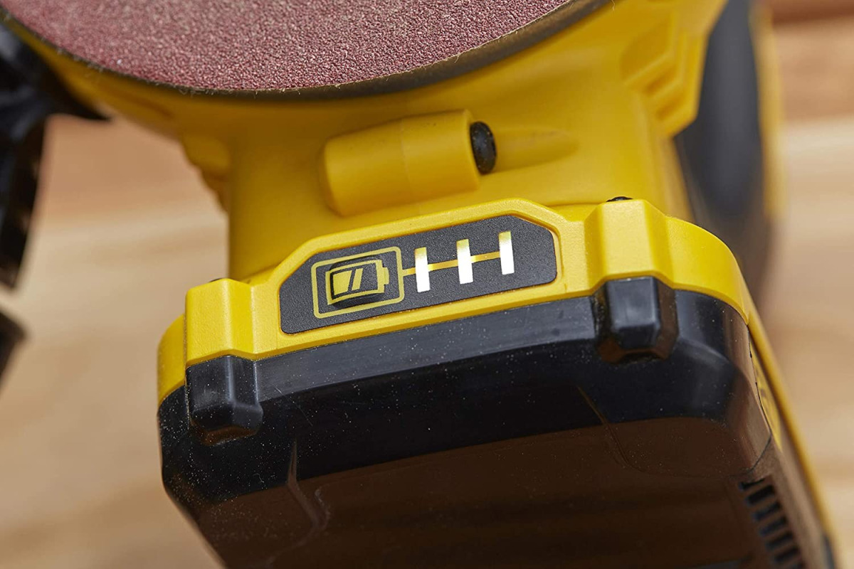 Aku vibraciona brusilica - šlajfarica Stanley SFMCW220D1S SFM V20 18V sa baterijom 2.0Ah i punjačem i priborom u torbi