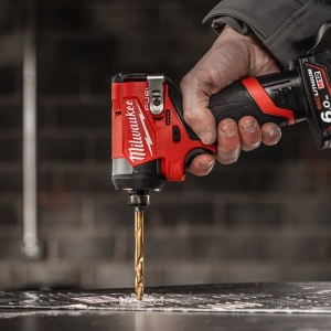 Aku udarni odvijač Milwaukee M12 FID2-202X sa dvije 2Ah baterije i punjačem u koferu 12V 170Nm