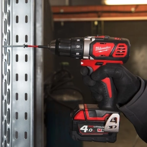 Aku bušilica-odvijač Milwaukee M18 BDD-403C 4933448362 sa tri 4Ah baterije i punjačem u koferu 18V 60Nm