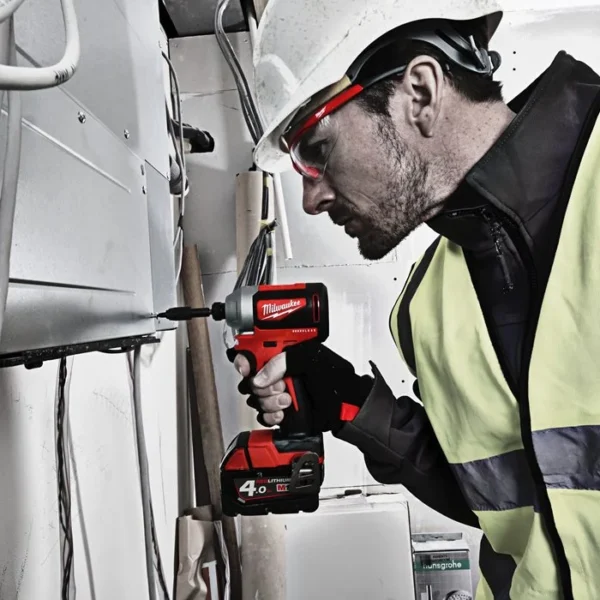 Aku udarni odvijač Milwaukee M18 CBLID-402C 4933464534 sa dvije 4Ah baterije i punjačem u koferu 1/4'' 18V 180Nm