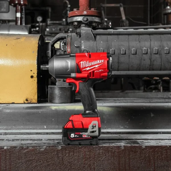 Aku udarni odvijač Milwaukee M18 FHIWF12-502X 4933459696 sa frikcionim prstenom sa dvije 5Ah baterije i punjačem u koferu 18V 1356Nm