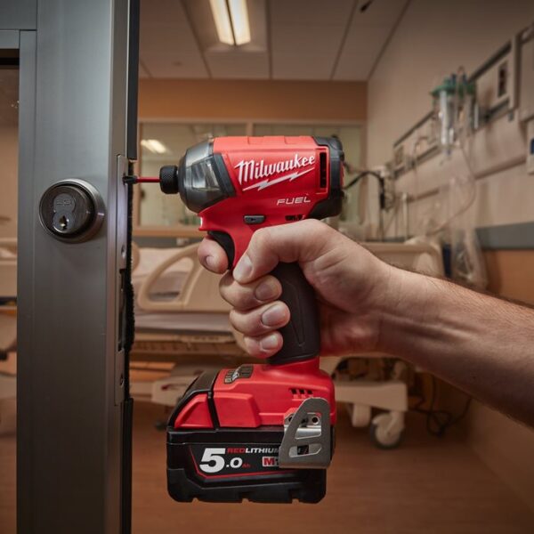 Aku udarni odvijač Milwaukee M18 FQID-502X 4933451790 sa dvije 5Ah baterije i punjačem u HD koferu 1/4'' 18V 50Nm