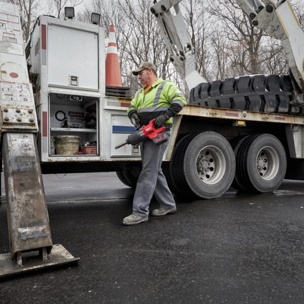 Aku udarni odvijač Milwaukee M18 ONEFHIWF1D-121C 4933471756 sa 12Ah baterijom i punjačem u koferu 1'' 18V 2576Nm