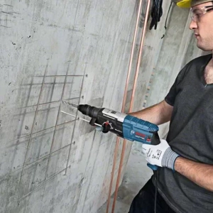 Električna udarna bušilica Bosch GBH 2-28 F 0611267600 880W sa dodacima u kutiji za alat