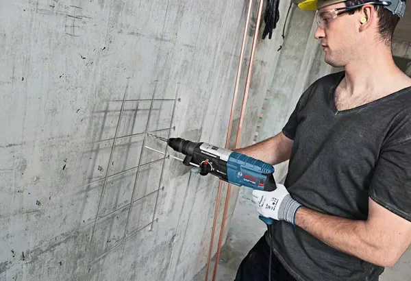 Električna udarna bušilica Bosch GBH 2-28 F 0611267600 880W sa dodacima u kutiji za alat