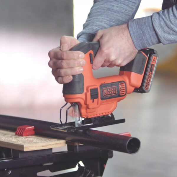 Aku ubodna pila Black+Decker 18V sa 2Ah baterijom i punjačem BDCJS18