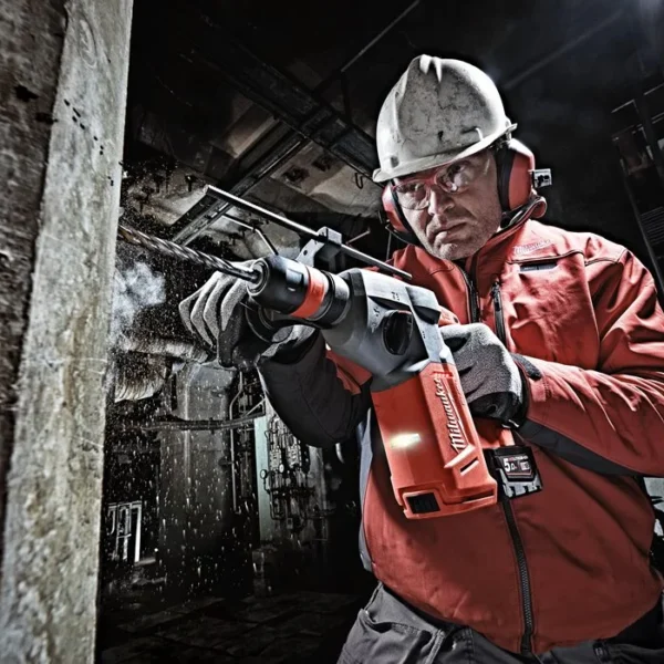 Aku udarna bušilica Milwaukee M18 CHX-502X 4933451381 SDS-Plus sa dvije 5Ah baterije i punjačem u HD koferu 26mm 18V