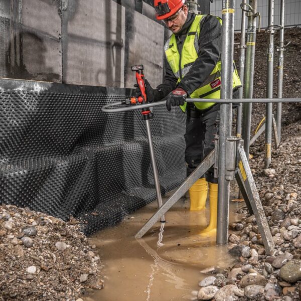 Aku pumpa za čistu vodu sa brušenim štapom Milwaukee M12 BSWP-601 12V sa 6Ah baterijom i punjačem 4933479640