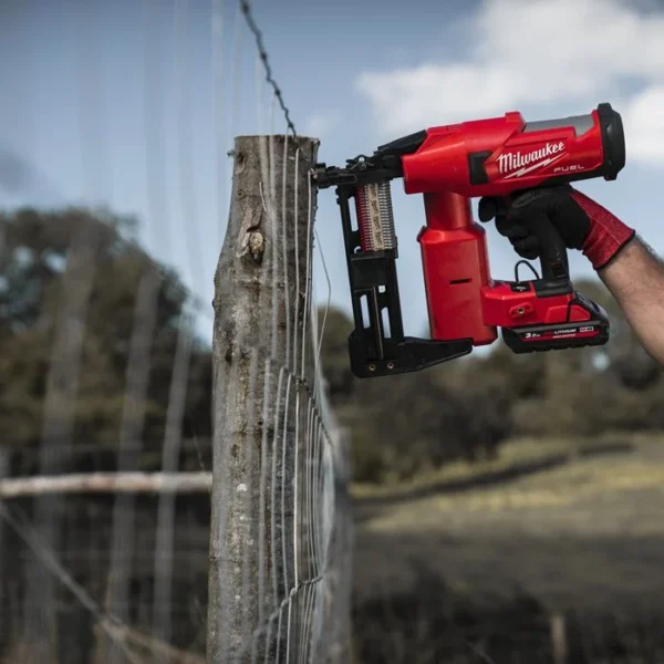 Aku heftalica - klamerica za ograde Milwaukee M18 FFUS-302C 18V sa dvije 3Ah baterije i punjačem u koferu 4933479832