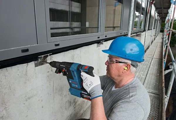 Aku udarna bušilica Bosch GBH 0611910003 18V-26F SDS-PLUS sa 2 baterije 6.0Ah i brzim punjačem u koferu