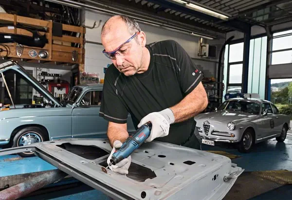 Aku ravna brusilica Bosch GRO 12V-35 06019C5001 u koferu sa 2 baterije 2.0Ah i brzim punjačem