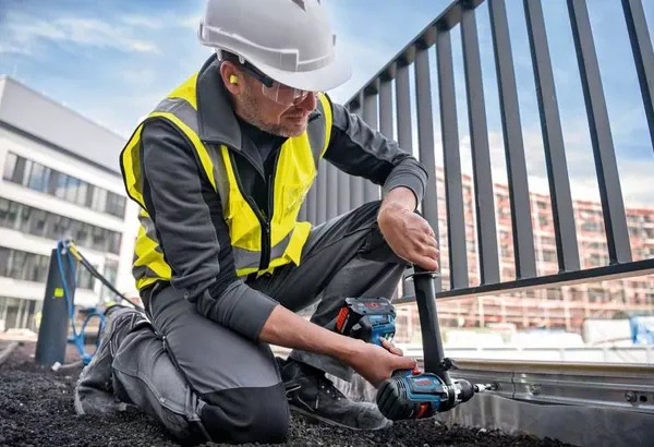 Aku udarna bušilica Bosch GSB 06019J5105 18V-150 C sa 2 baterije 8.0Ah i brzim punjačem u koferu