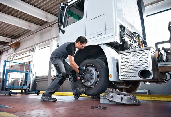 Aku udarni odvijač Bosch GDS 06019J8304 18V-1000 1000Nm BITURBO sa 2 baterije 5.0Ah i brzim punjačem u koferu