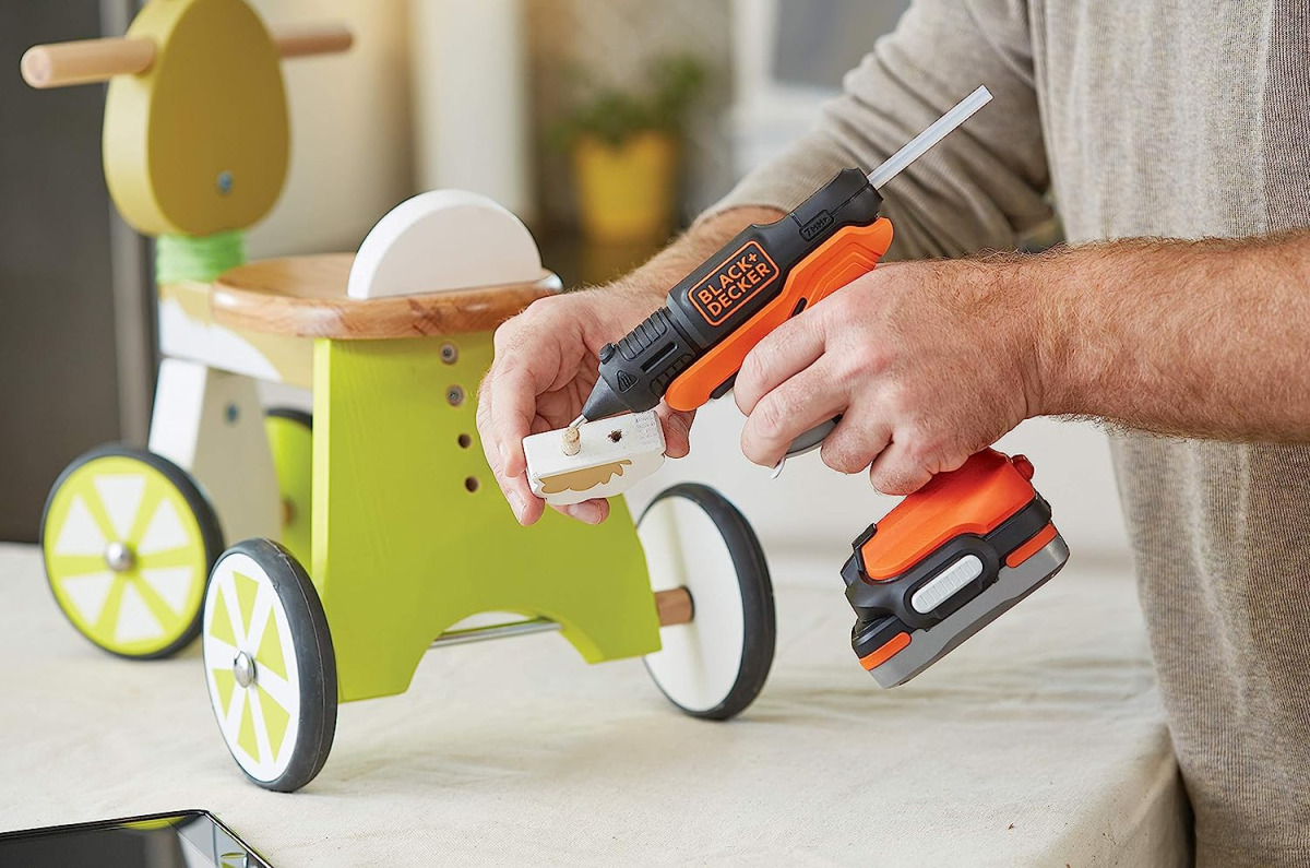 Aku pištolj za vruće lijepljenje Black+Decker BDCGG12N 12V