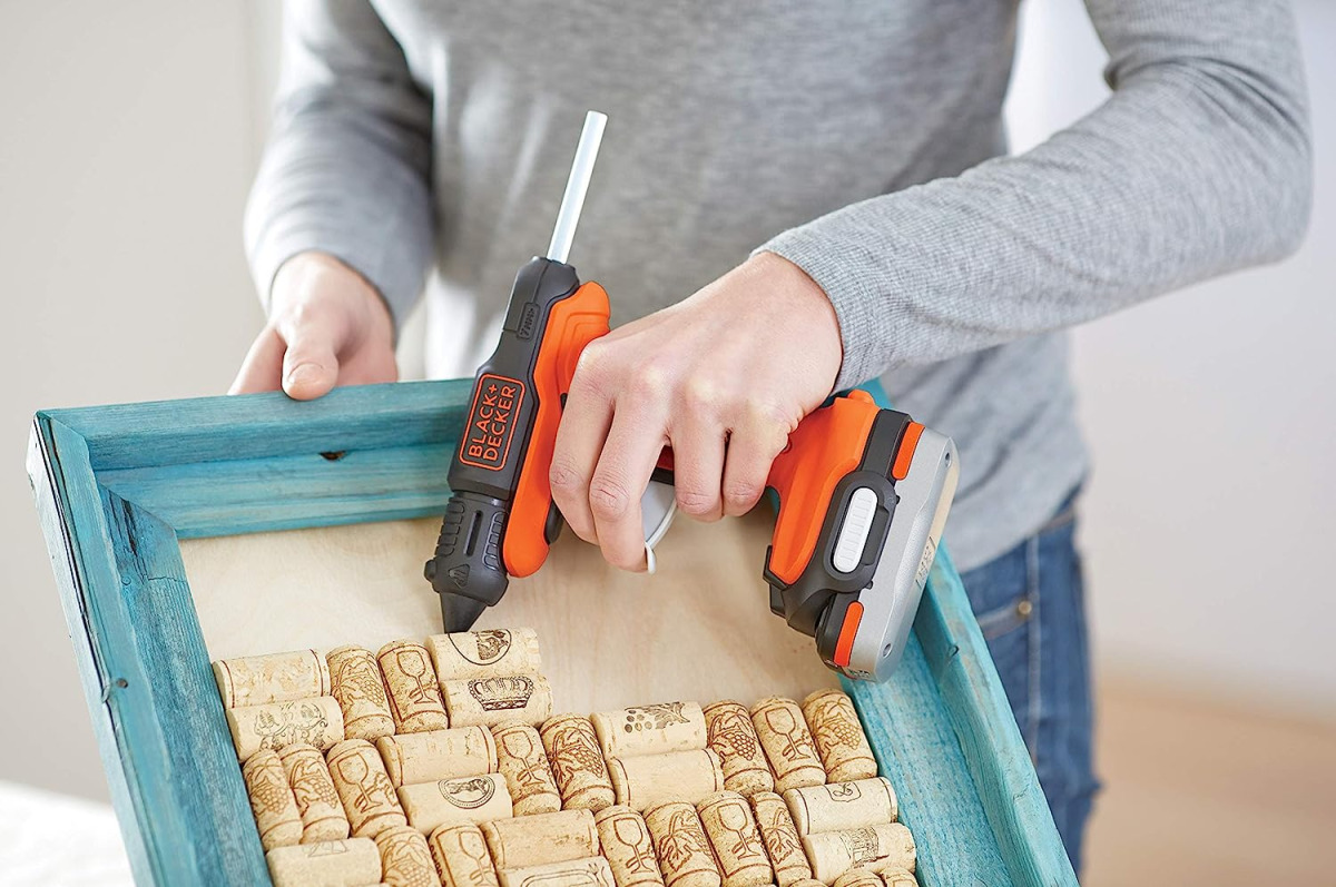 Aku pištolj za vruće lijepljenje Black+Decker BDCGG12N 12V