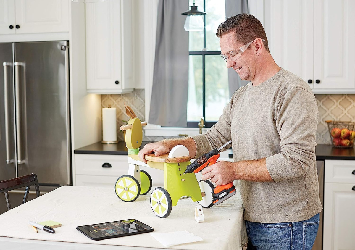 Aku pištolj za vruće lijepljenje Black+Decker BDCGG12N 12V