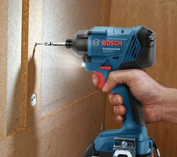 Aku udarni odvijač Bosch GDR 06019G5123 180-LI sa 2 baterije 2.0Ah i brzim punjačem u koferu