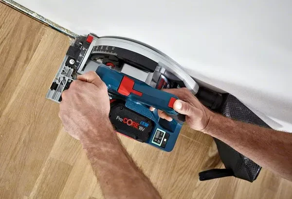 Aku ručna kružna pila - cirkular Bosch GKT 18V-52 GC 06016B4000 140mm BITURBO sa dodacima u koferu